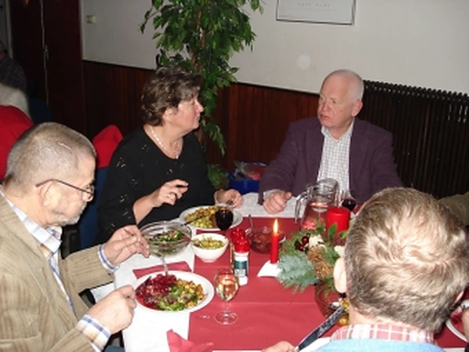 Leden van Senioren aanBod samen aan tafel tijdens een kerstdiner uit het archief
